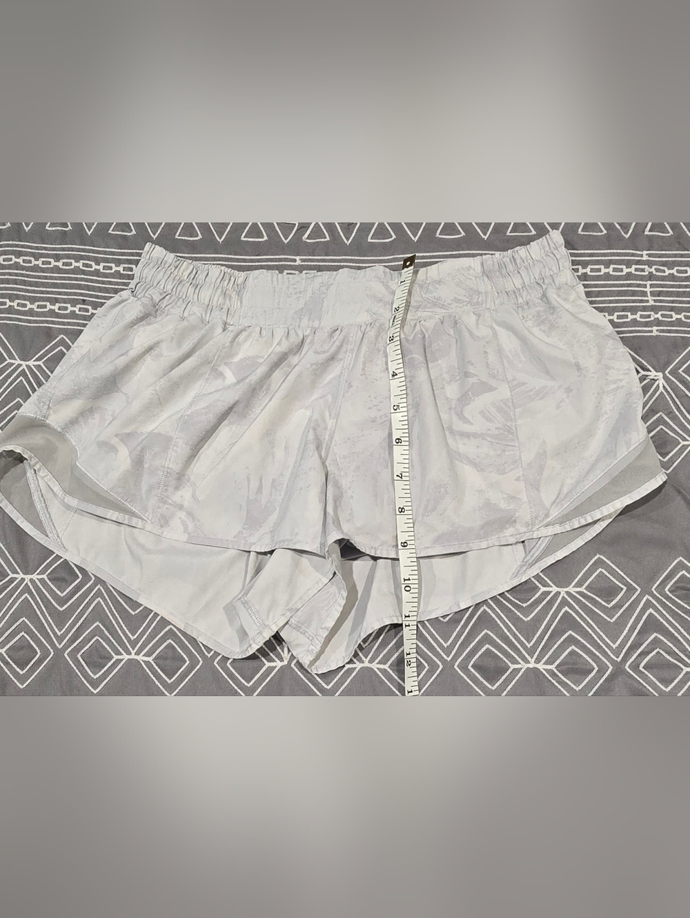 Lululemon Hotty Hot Lined Shorts Size 10 - Picture 3 of 7